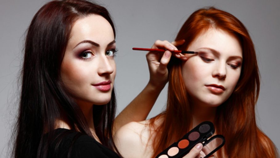 Ways to Become a Celebrity Makeup Artist