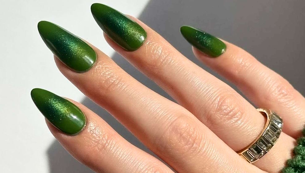 Texture 'Tavolo Verde': L'uso del velluto (velvet nails) nel colore iconico dei tavoli da gioco